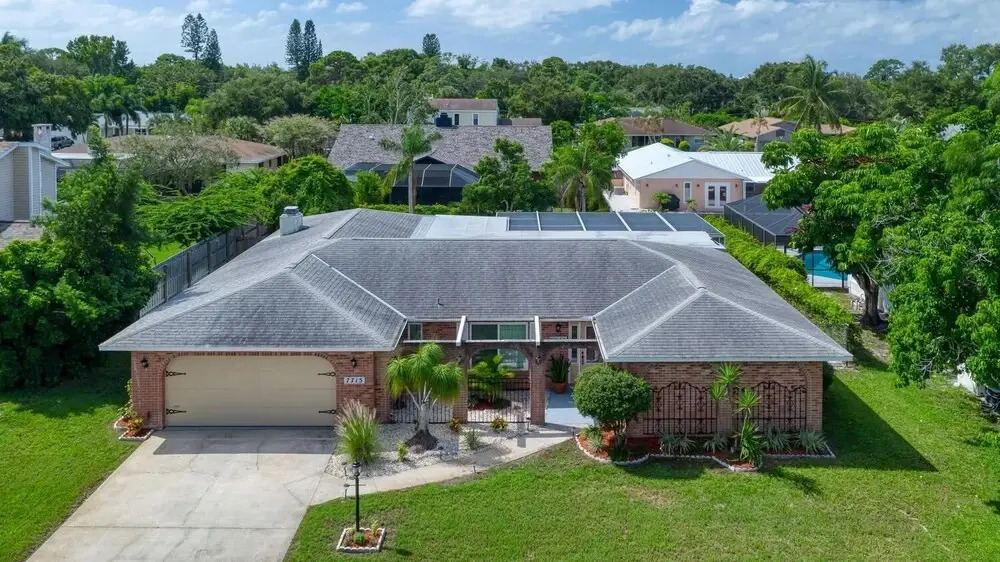 Montauks Point 5 Bedroom Pool Home Minutes away from local Beaches 5 Home by RedAwning