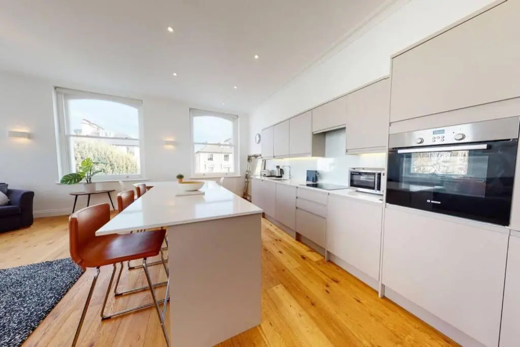 Superb 2 Bed Flat Camden 5 min walktube Station