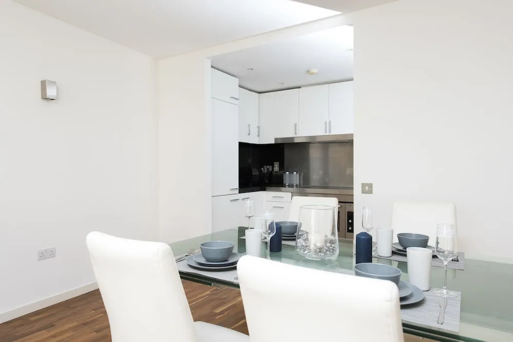 Modern 2BR Flat with Thames River View