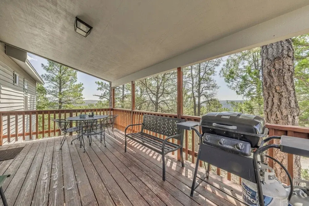 Hillside Haven w/ Deck < 2 Miles to Dwtn Ruidoso!