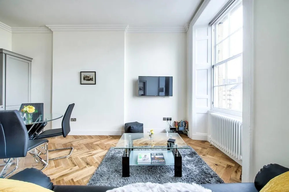 Modern Home 5 Minutes Walk From Princes Street