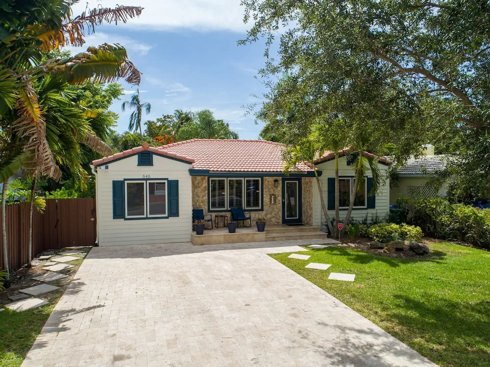 Victoria Park Oasis with Heated Pool and More