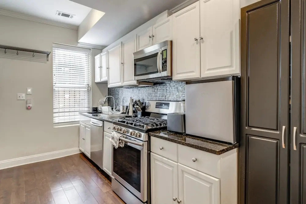 Centrally Located DC Row House Near Restaurants