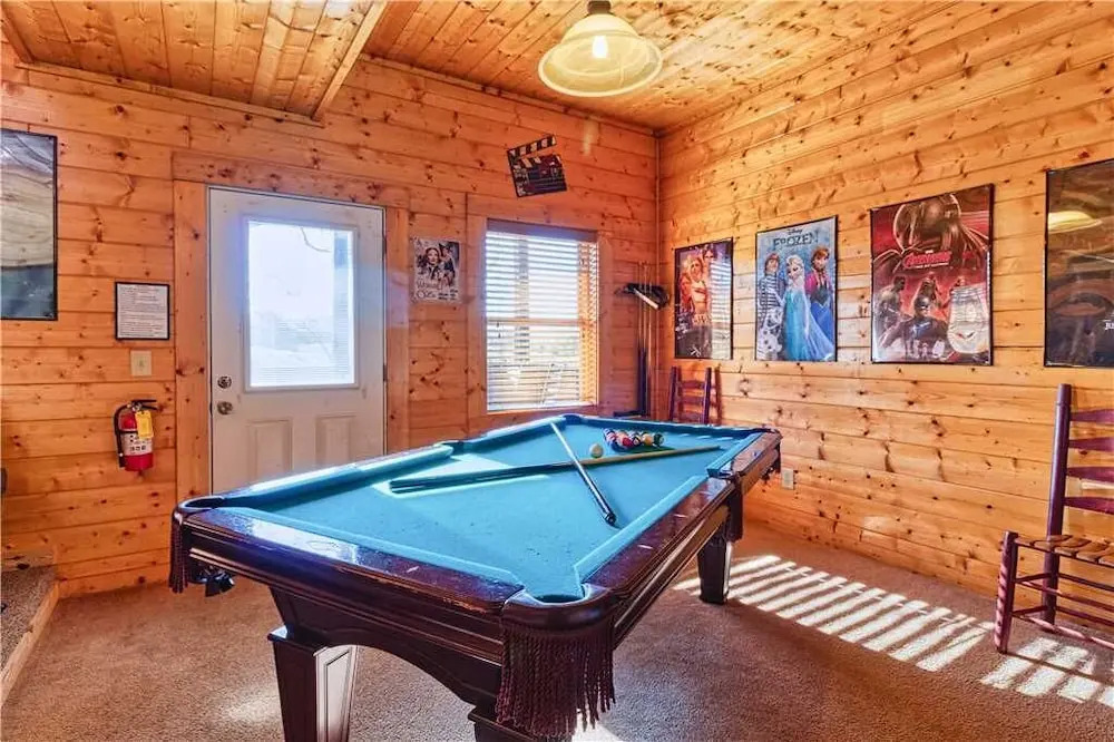 Smoky Mountain Retreat - Five Bedroom Cabin