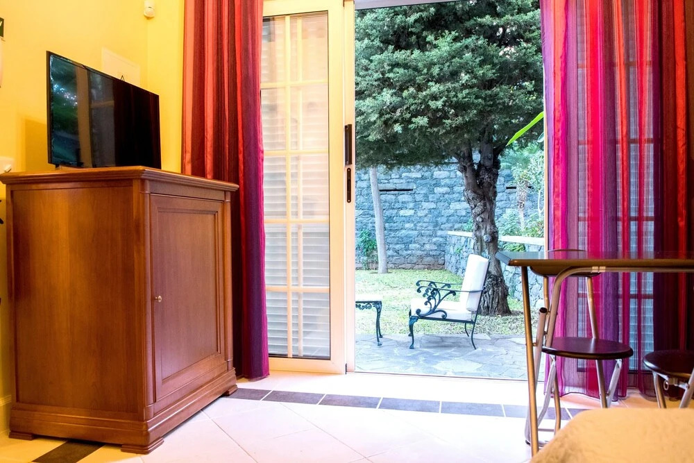 Studio in Caniço, With Shared Pool, Enclosed Garden and Wifi - 1 km From the Beach