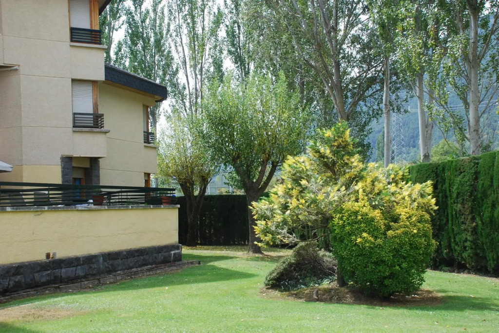 Atico en Biescas con Piscina, Tenis y Barbacoa