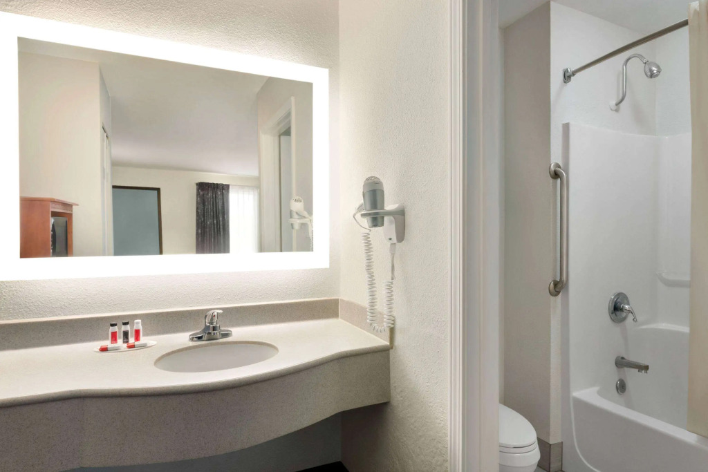 Howard Johnson by Wyndham Chattanooga Lookout Mountain I-24
