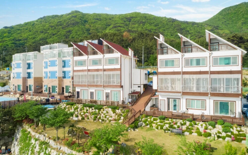 Geoje Kkachi and Santorini Pension