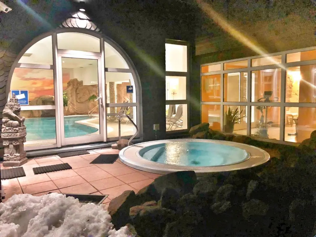 Naturhotel Sachsenbaude Oberwiesenthal - Indoor-Pool & Outdoor-Whirlpool