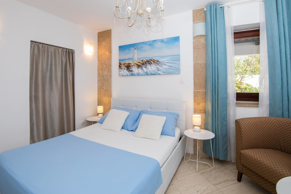 Manda Rooms