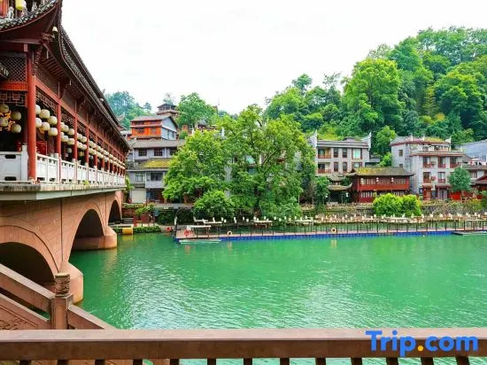 Floral Hotel Fenghuang Ancient City Wind and Snow Night Old Friends Come Inn (Tuojiang Branch)