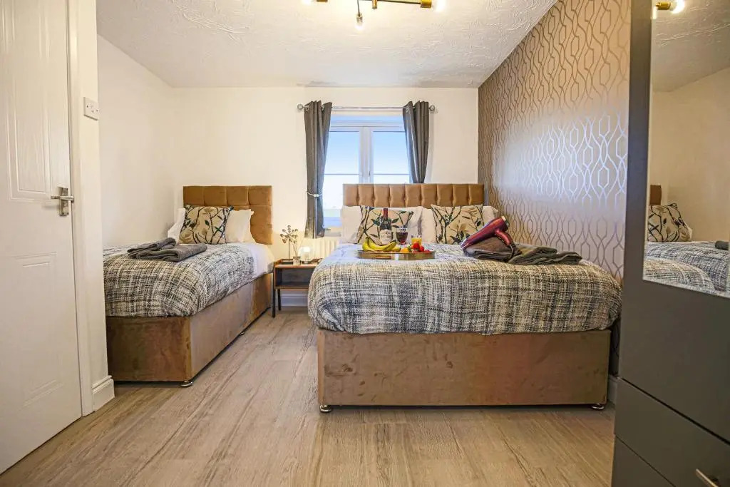 3 BED HOUSE near Bicester village up to 8 people by Platinum Key Properties