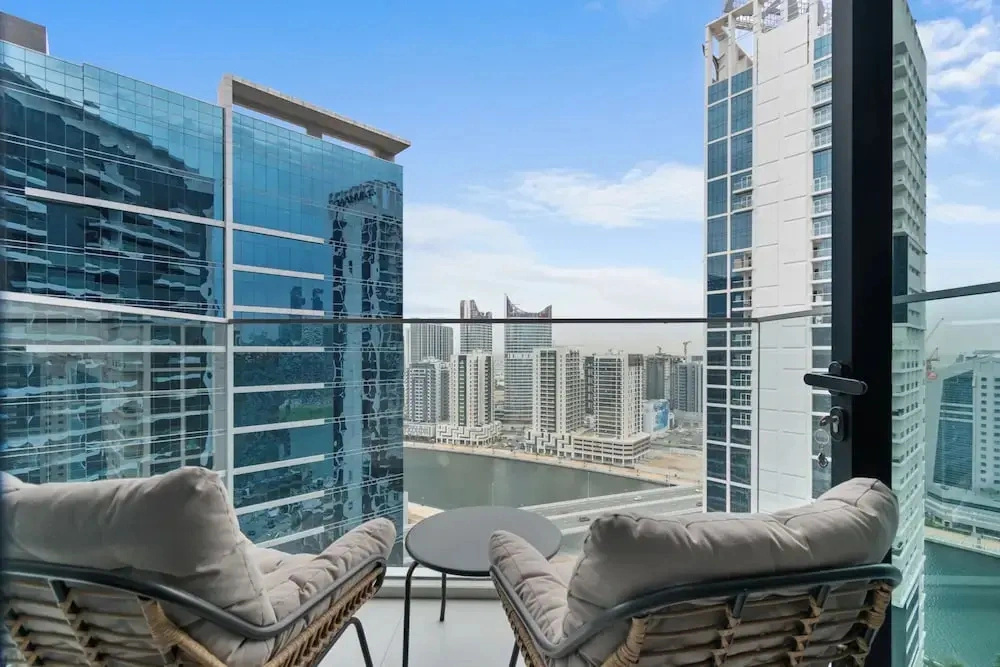 Waves - Chic High-Floor Studio Retreat with Canal Views