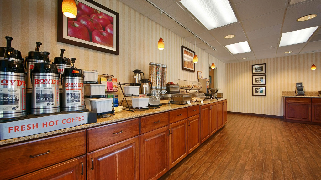 Best Western Plus Rama Inn & Suites