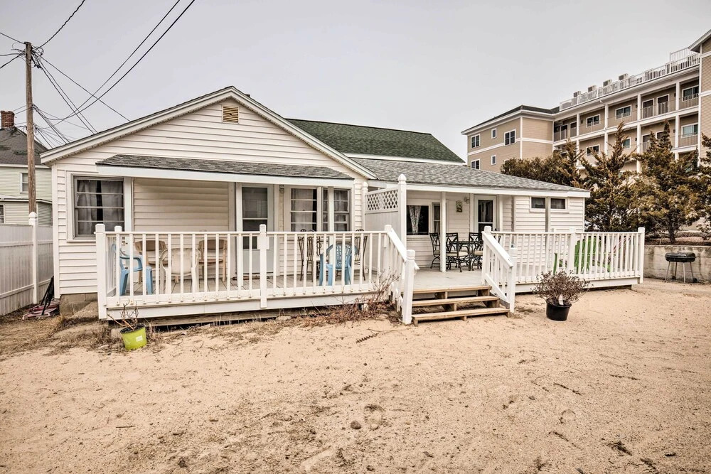 Cozy Hampton Cottage w/ BBQ - Walk to Ocean!