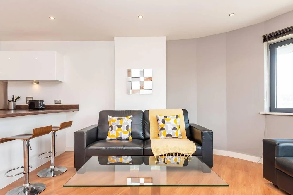 Light and Bright 1BR Apartment Close to Station