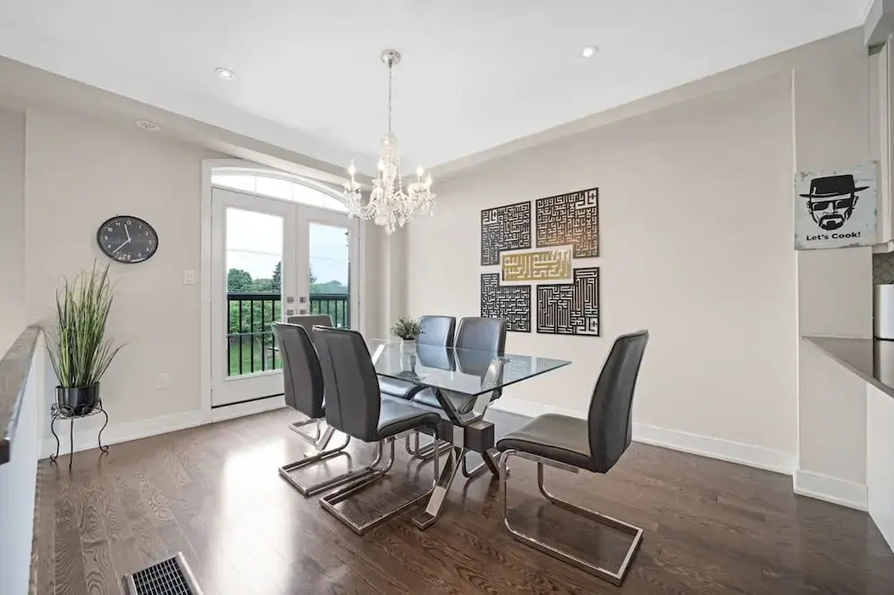 Family-friendly 3BR Mississauga Home w Parking
