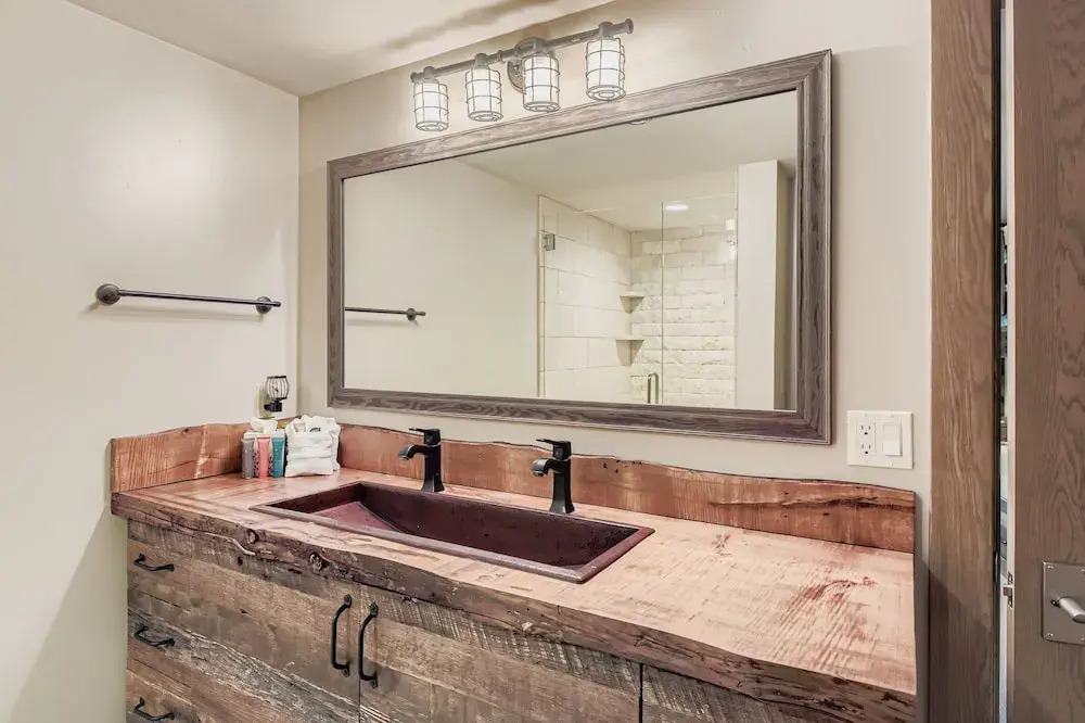 King Road Luxury Lodge, Private Hottub, Game Room, Media Room 45 4 Bedroom Home