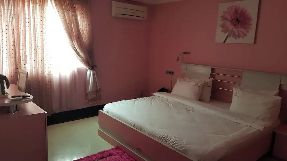 Top-Notch Suites and Apartment