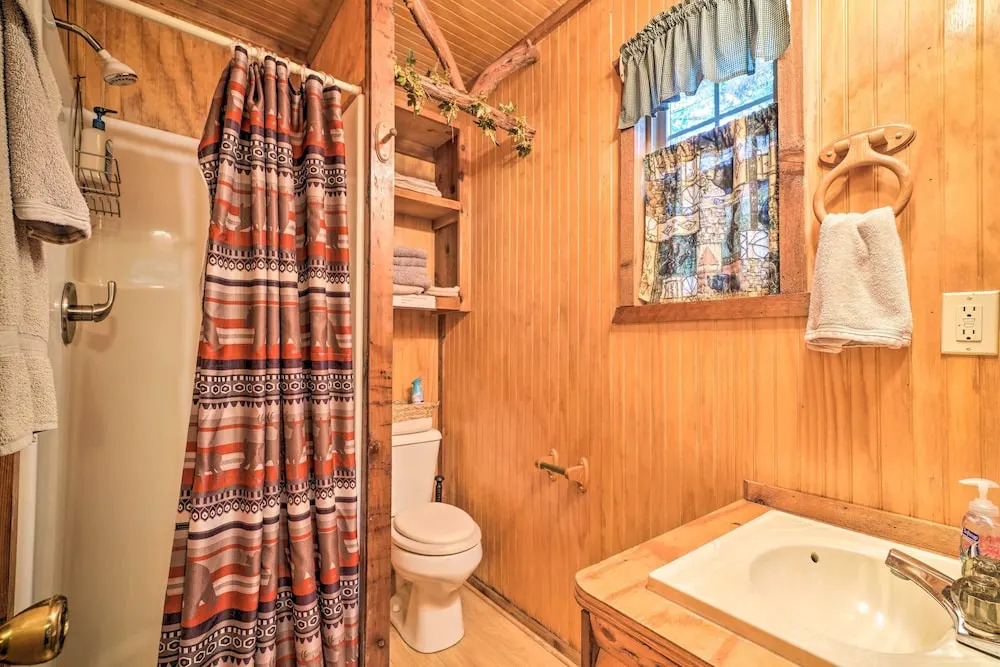 'cedar Falls Cabin 4': Nestled by Honey Creek