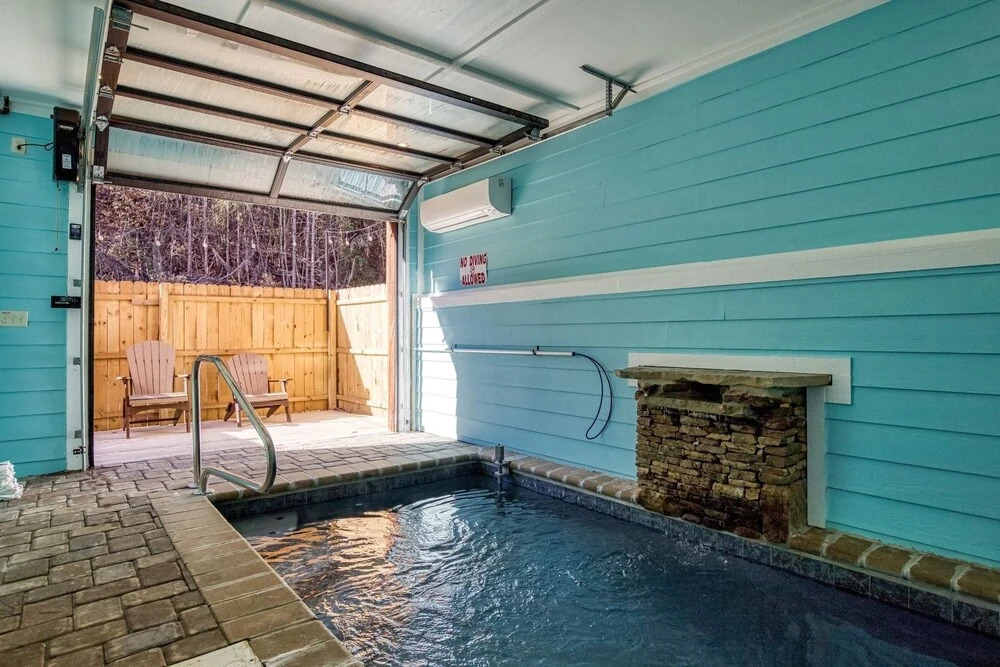 Ern806 - Splashin' Views 2 Bedroom Cabin by RedAwning