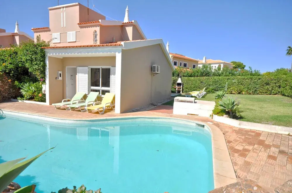 Stylish and well-equipped, private pool, close to amenities, free AC Wifi
