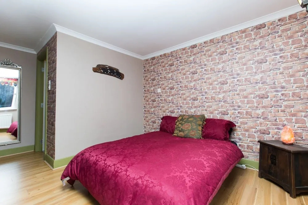 Charming 2BR Flat for 4 Overlooking Holyrood Park