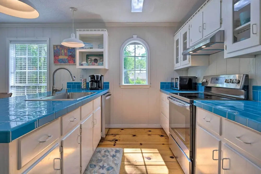 Charming Dauphin Island Home ~ 1 Mi to Beach!