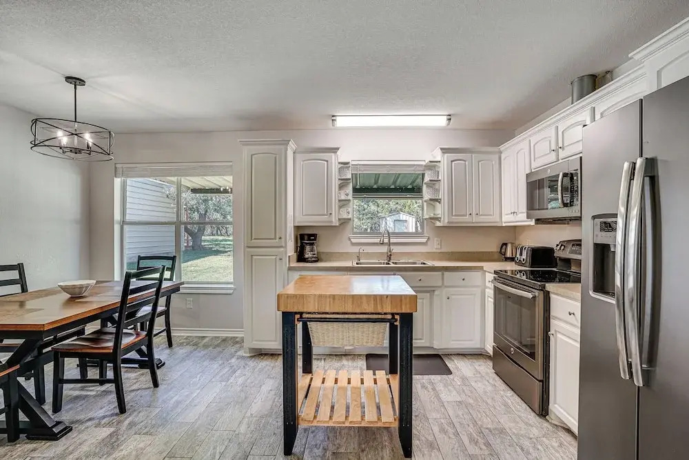 Granbury Cottage, Steps to Lake & Dock!