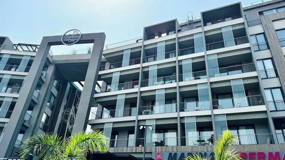 Elite Luxury Suites at The Diamond in City