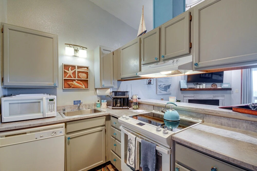 Dog-friendly Ocean Shores Condo w/ Balcony & Views