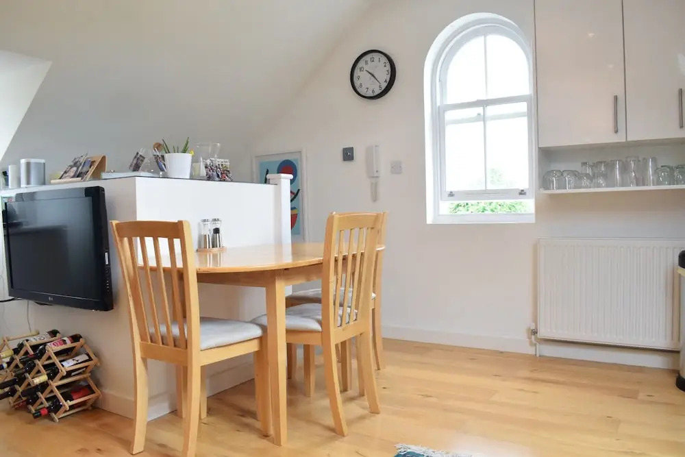 Modern 2 Bedroom Maisonette