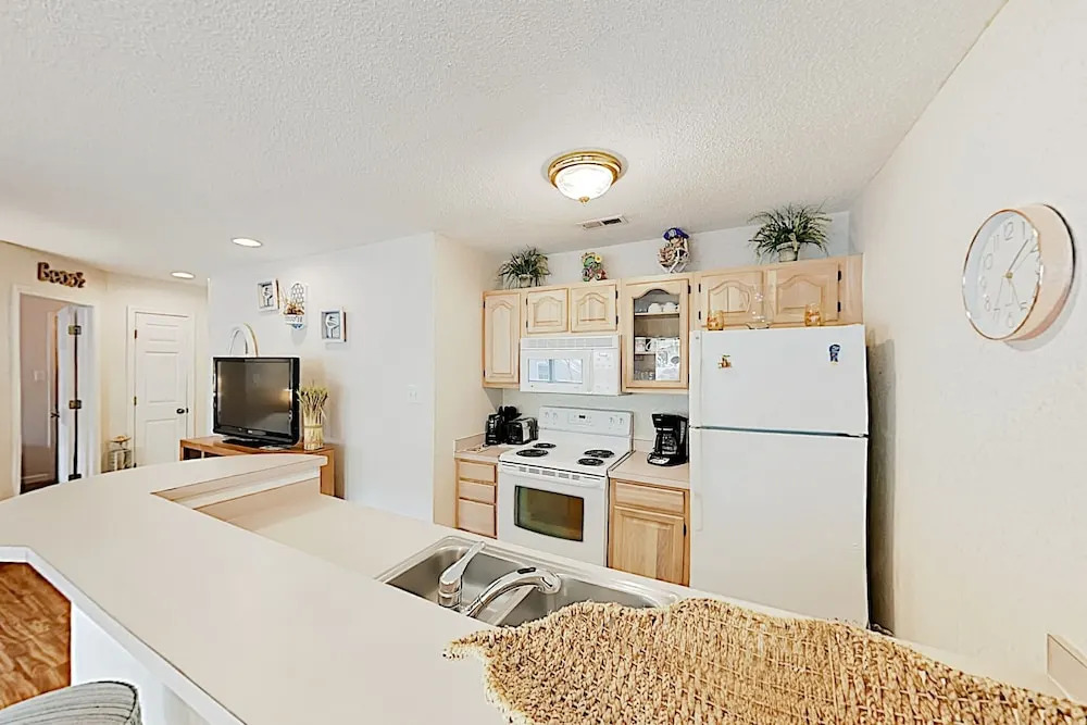 Beach Bliss: Private Balcony, 200 Yards To Shore! 2 Bedroom Condo