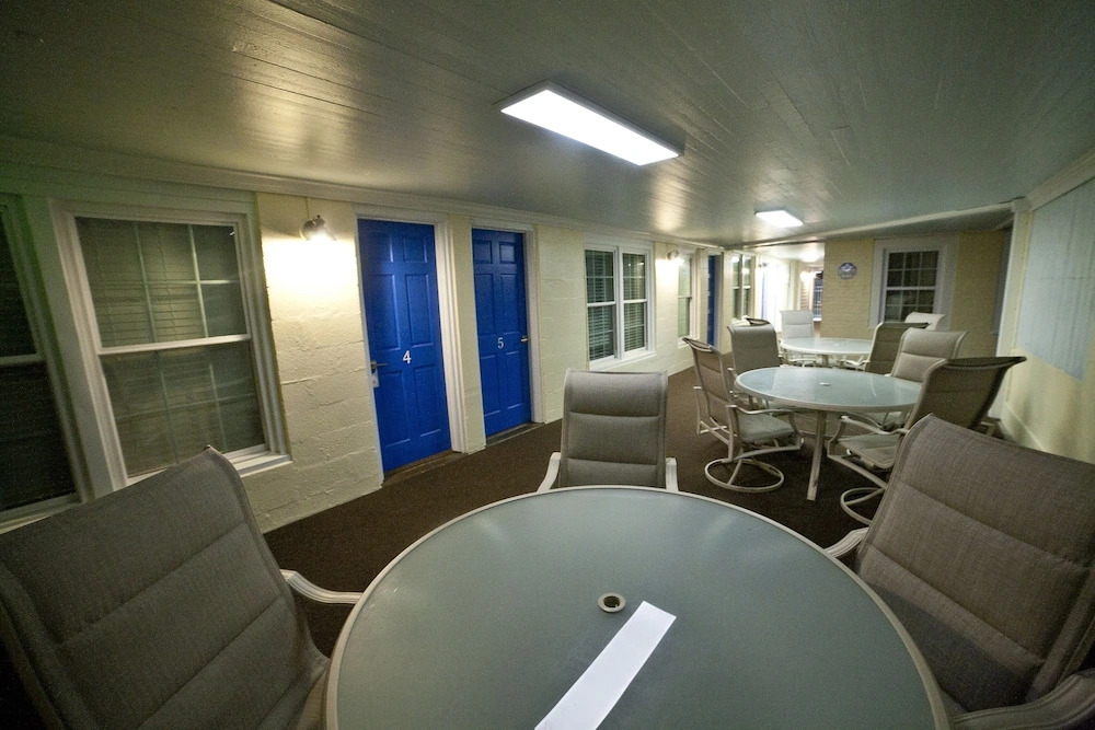 Georgianne Inn & Suites