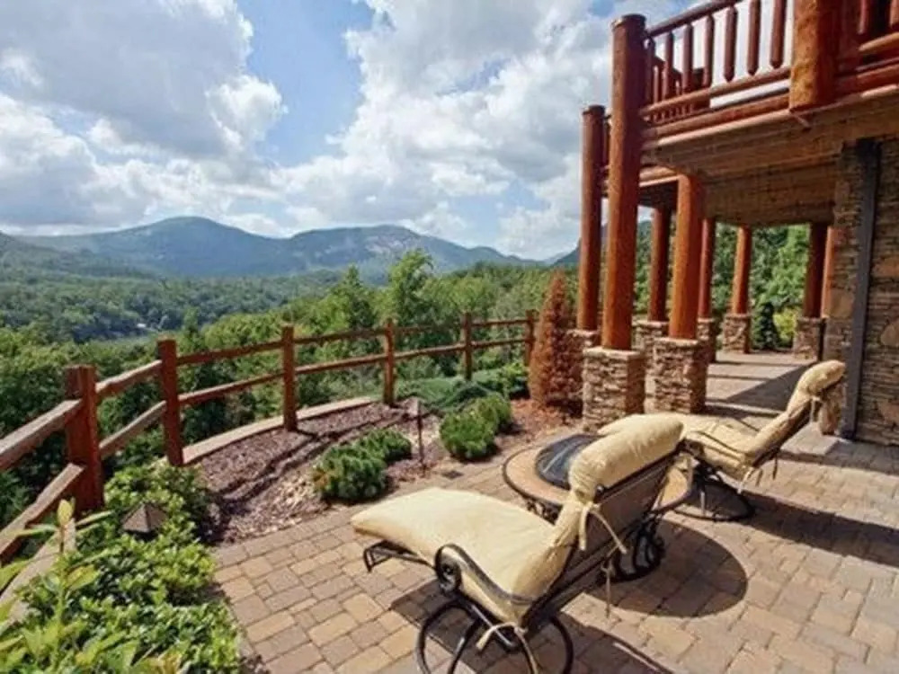 Bear Foot Lodge 4 Bedrooms 4.5 Bathrooms Cabin