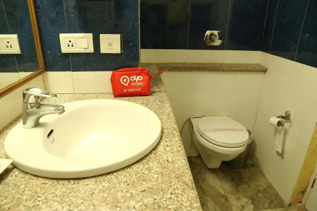 OYO 821 Sarao Hotel