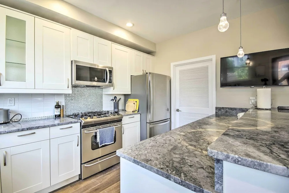 2 Mi to National Mall: Modern DC Retreat w/ Patio