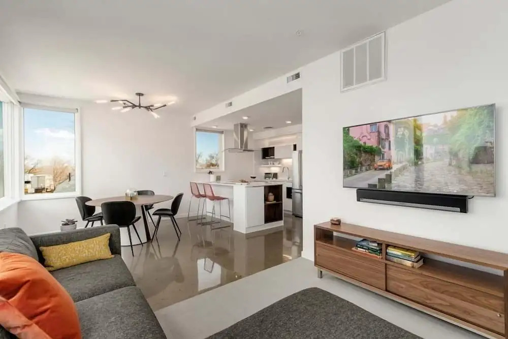 Modern Elegance on Linden Walk/bike Everywhere!