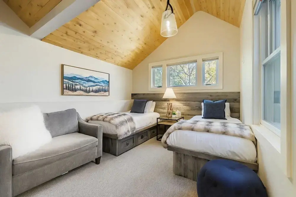 King Road Luxury Lodge, Private Hottub, Game Room, Media Room 45 4 Bedroom Home
