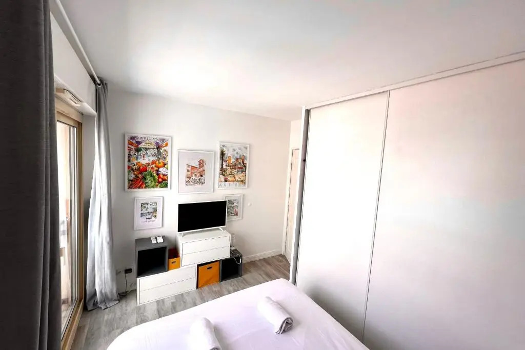 Bnb Renting 1 bb apt of 40m with superb terrace of 13m air conditioning