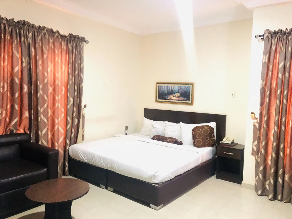 Mayors & Diplomat Suites Opebi