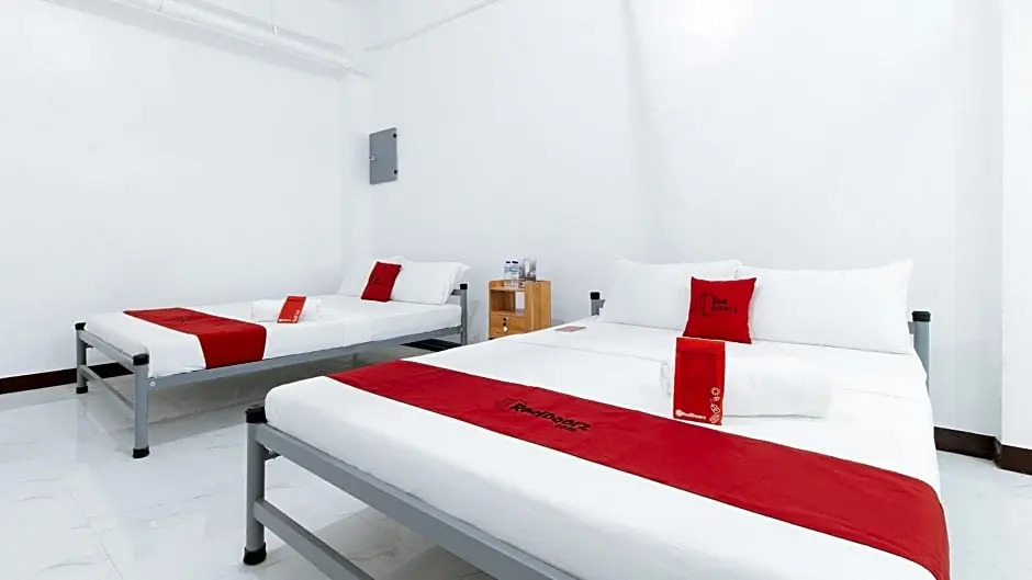 RedDoorz @ Don Martie Beach House Naic Cavite