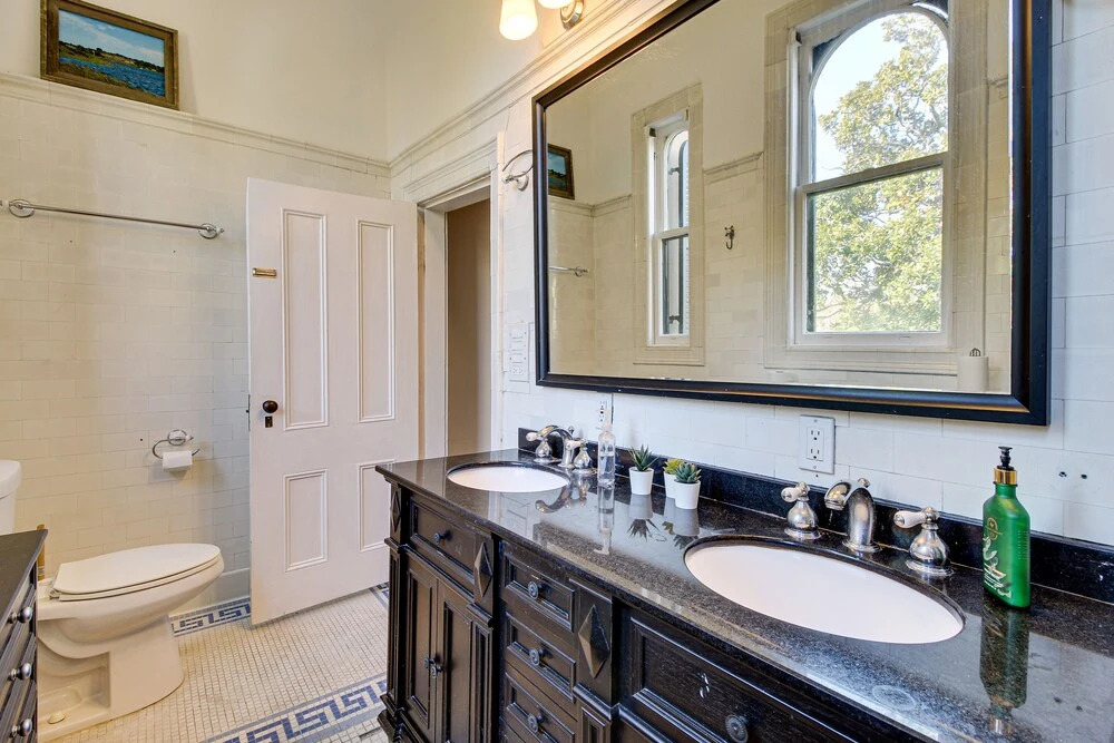 Downtown Savannah Apartment, Walk to Forsyth Park!