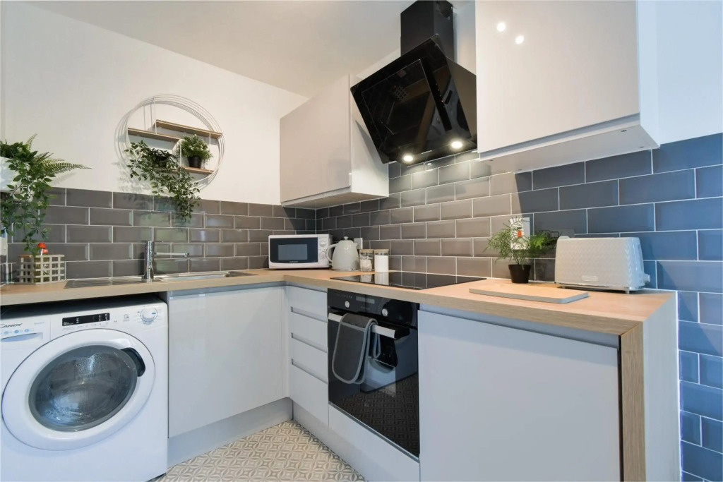 No. 8 - Top Floor Modern Apartment