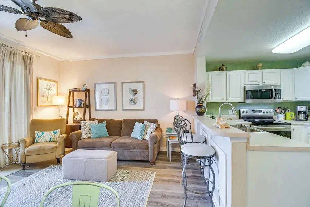 Gulf Shores Condo w/ Balcony: 2 Mi to Fort Morgan