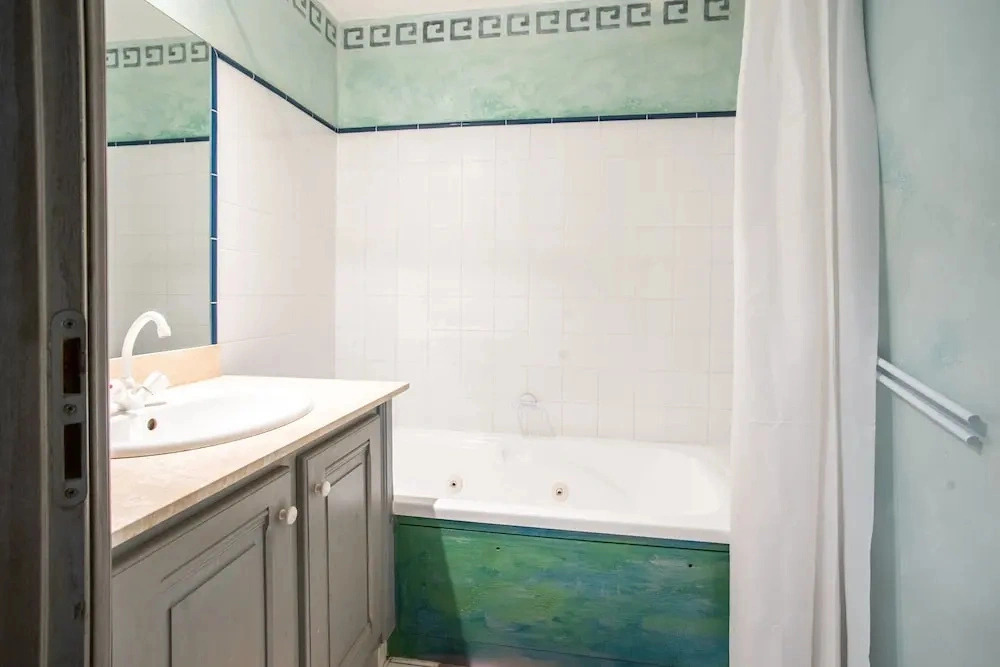 Villa in Grimaud Near Tennis Court & Pool