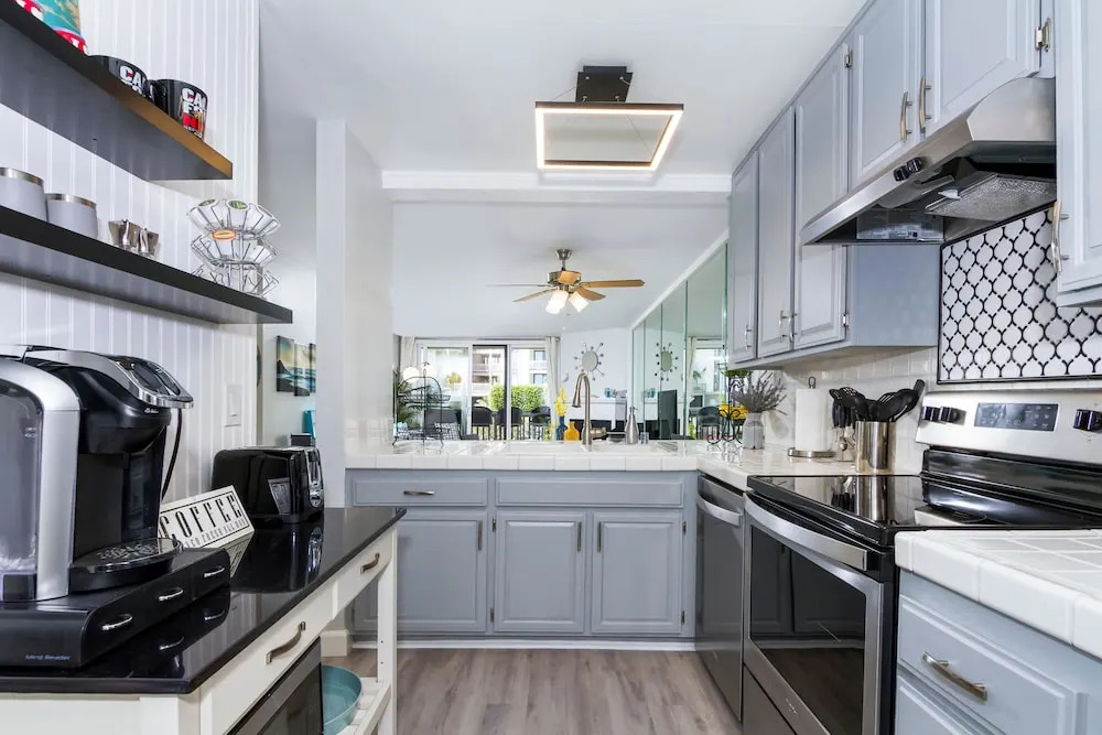 Modern condo with access to pool & hot tub in great location