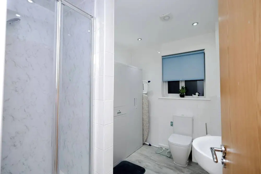 Cozy Place in Salford, Sleeps 8, 4 Bedroom, 5 Beds