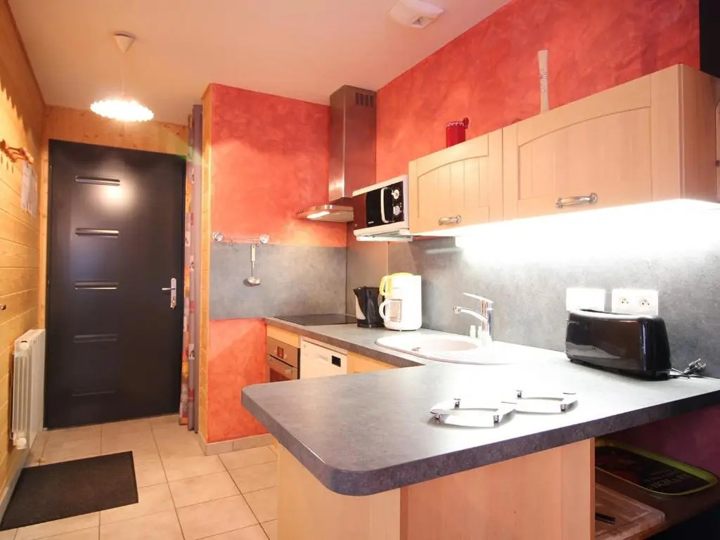 Chalet mitoyen avec terrasse, 2 chambres, parking privé - FR-1-608-65
