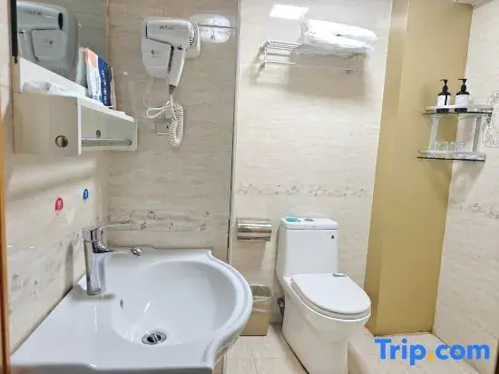 Yizhe Business Hotel (Normal University)
